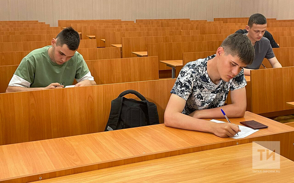 Кандидаты из Татарстана на поступление в вузы Минобороны России сдают экзамены в Казани