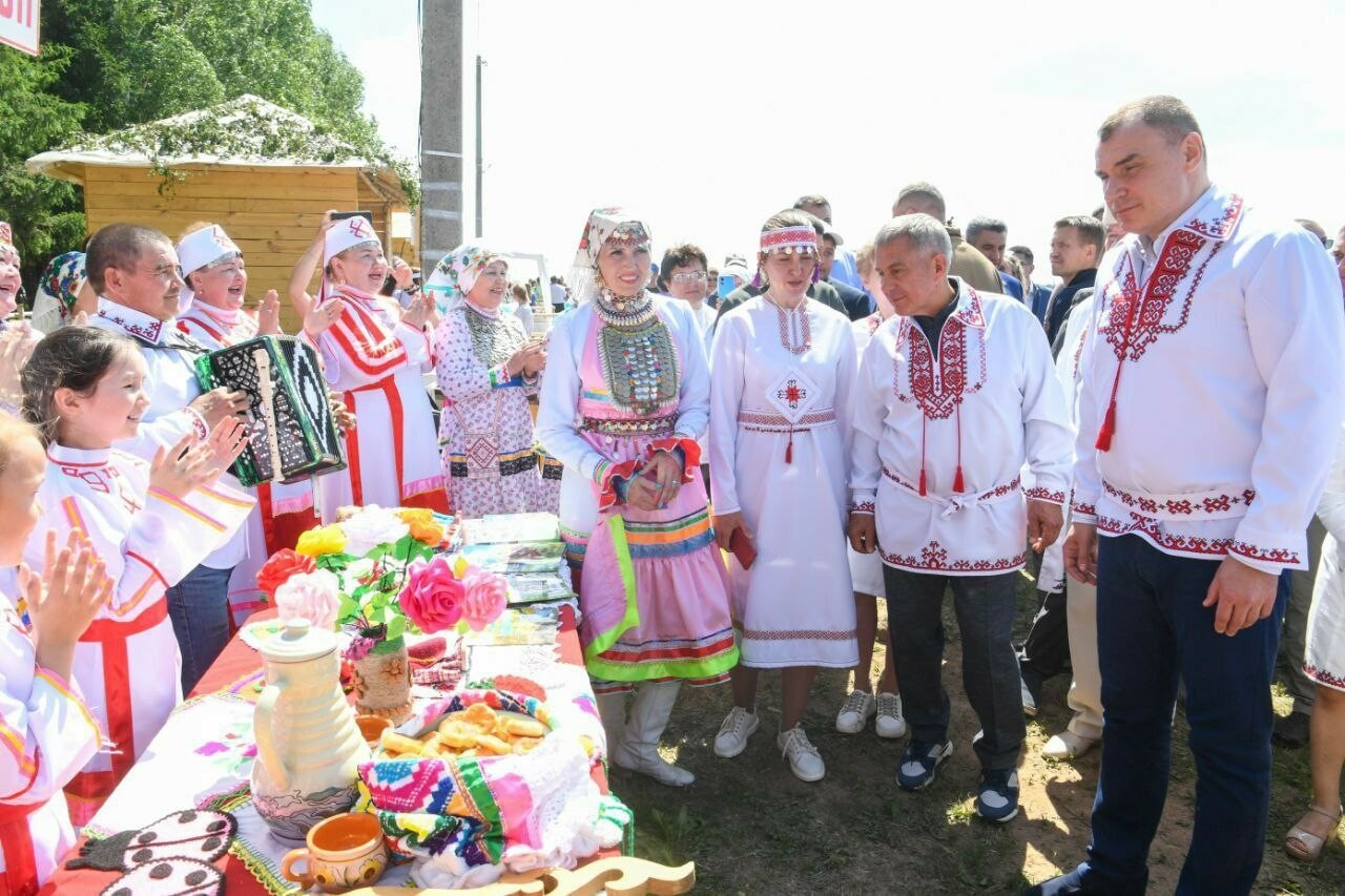 Минниханов показал свои фото в национальном марийском костюме с праздника Семык