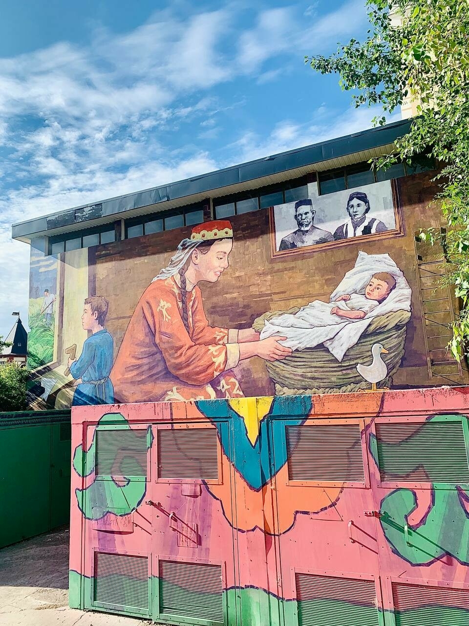 Стрит-арт с семьей в татарских костюмах появился на здании по улице Маркса в Казани