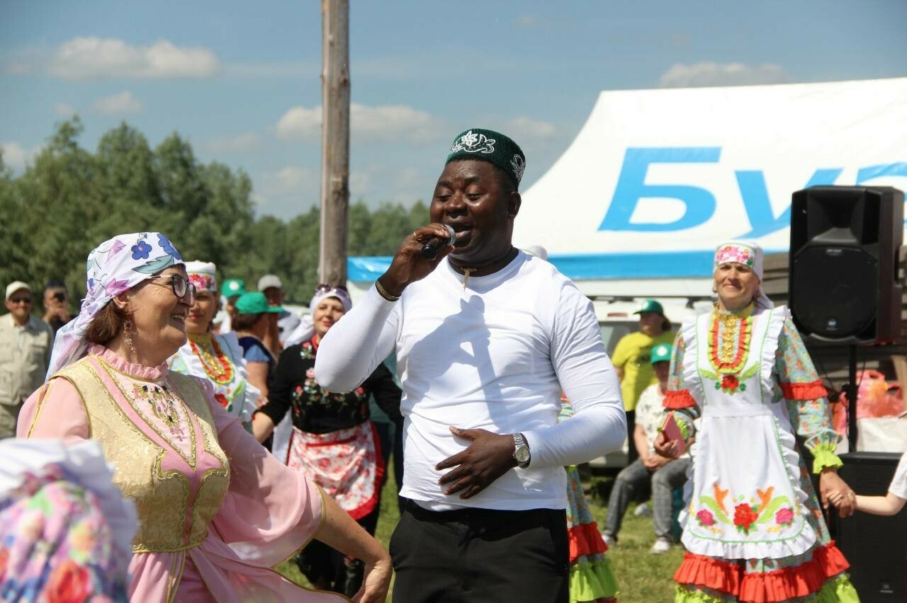На Сабантуе в Буинском районе татарские хиты исполнил известный певец Оливер Мукенди