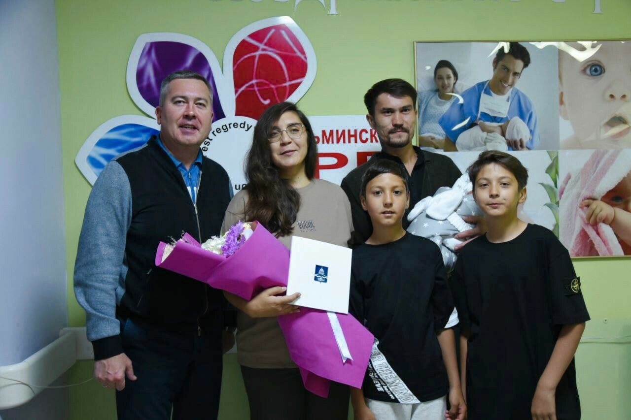 Глава Бугульмы поздравил супругу участника спецоперации с рождением сына