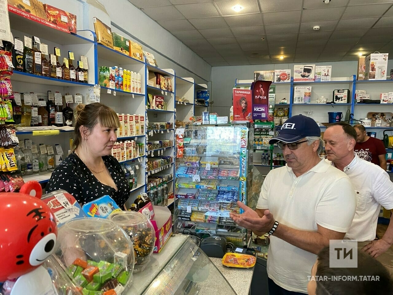 Во время визита в Юлдус Василь Шайхразиев выплатил весь долг многодетной семьи в магазине