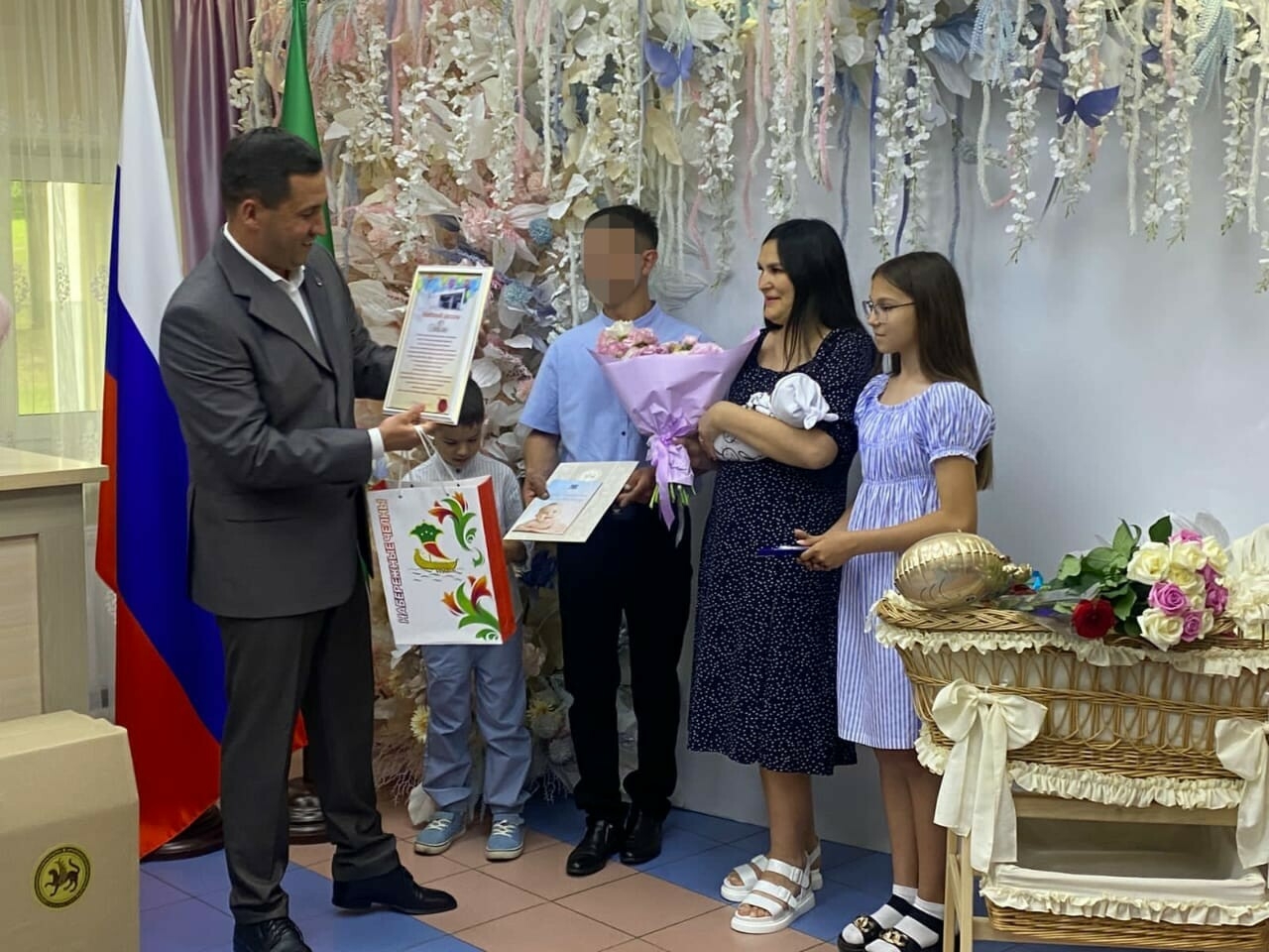 Глава исполкома Челнов поздравил военнослужащего с рождением третьего ребенка