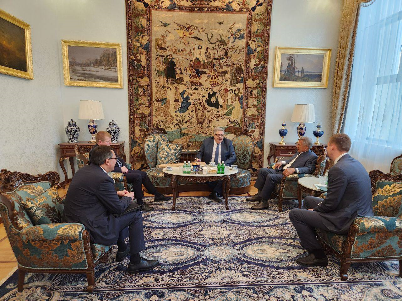 Минниханов прибыл в Турцию и встретился с послом России в Анкаре