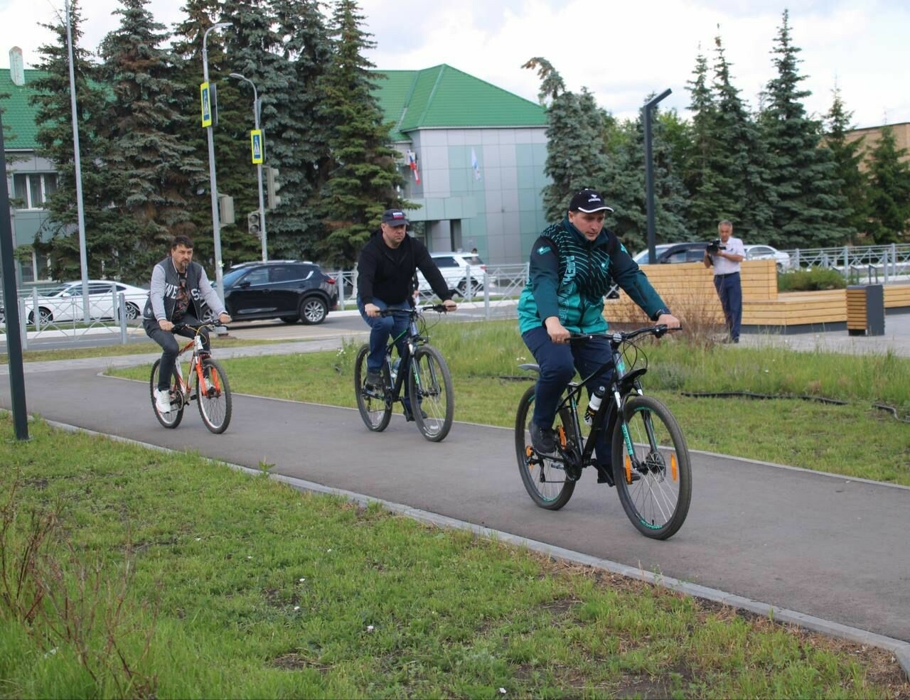 Мэр Воркуты Шапошников проехал по Менделеевску на велосипеде и окунулся в купели