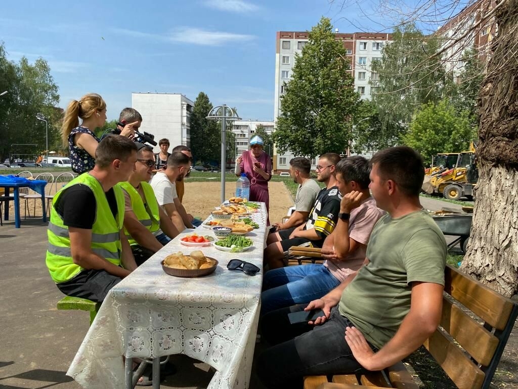 Жители Челнов устроили праздничный обед для строителей «Нашего двора»