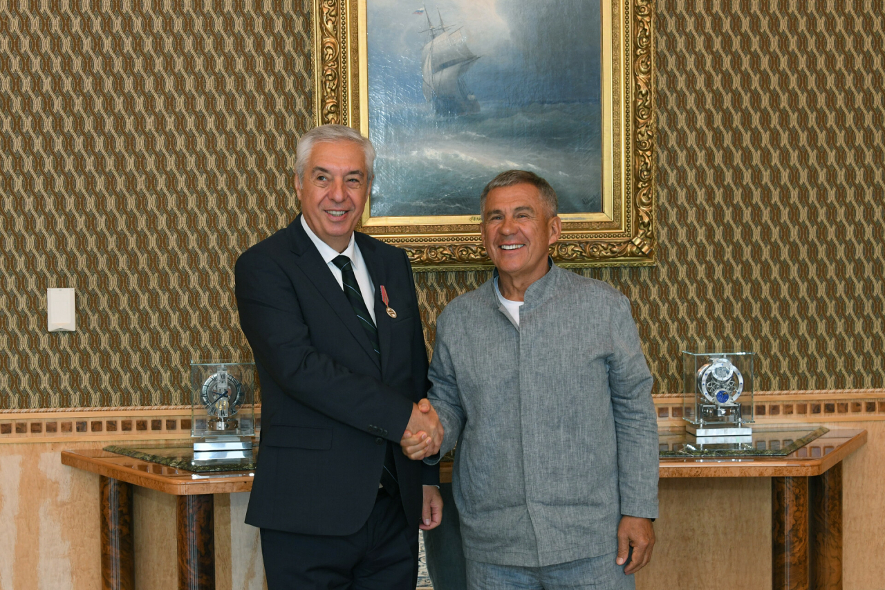 Минниханов вручил покидающему Татарстан Генконсулу Турции медаль «100 лет ТАССР»