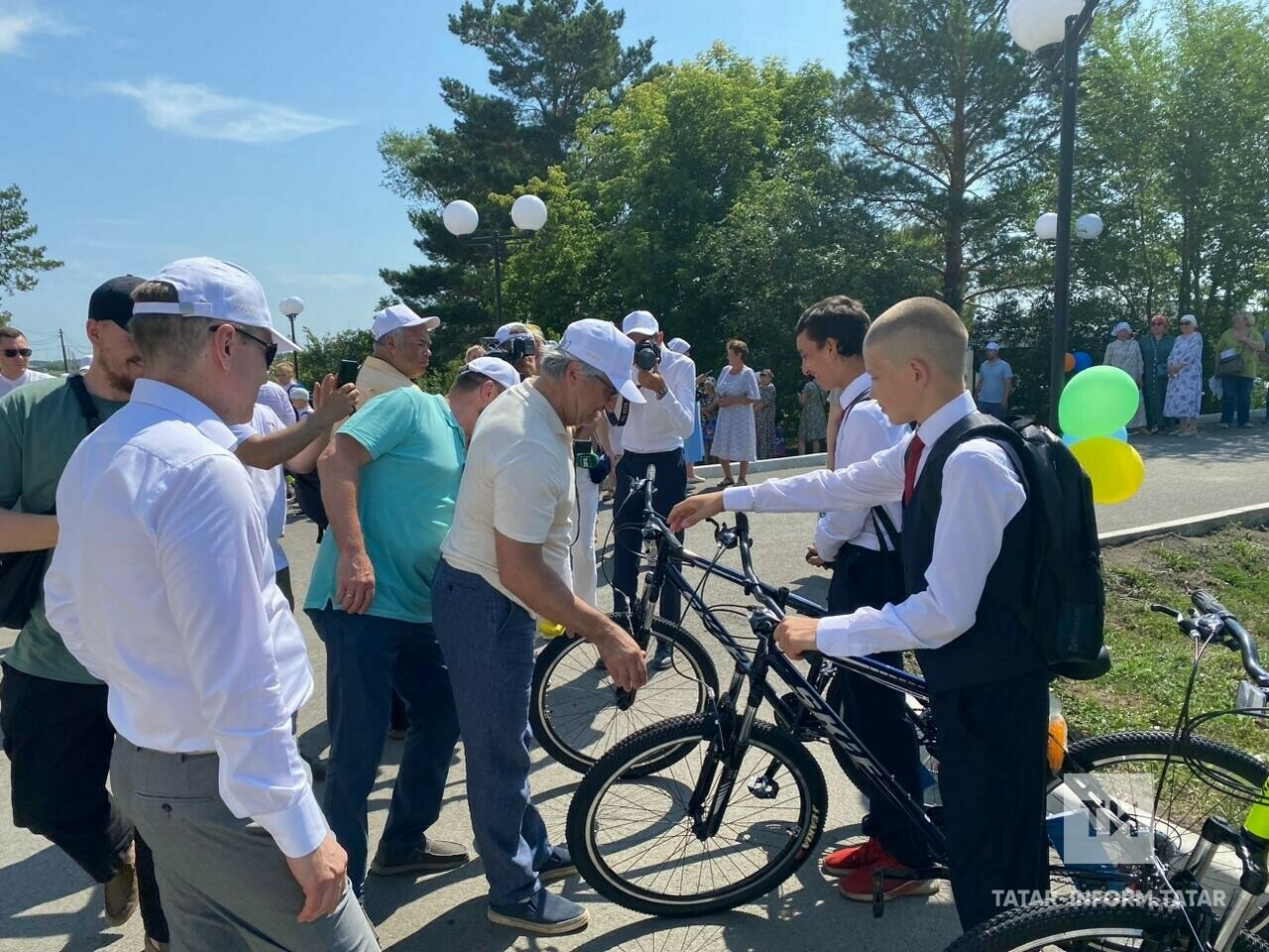 Детям из пострадавшего в пожаре села Юлдус подарили велосипеды