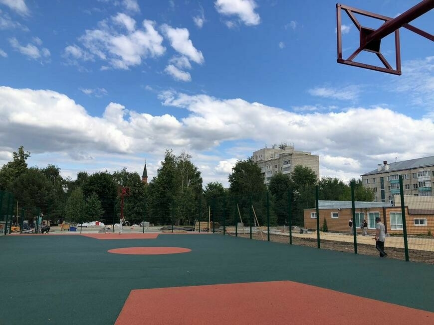 В казанском «Саду рыбака» завершают строительство площадок для тенниса и баскетбола