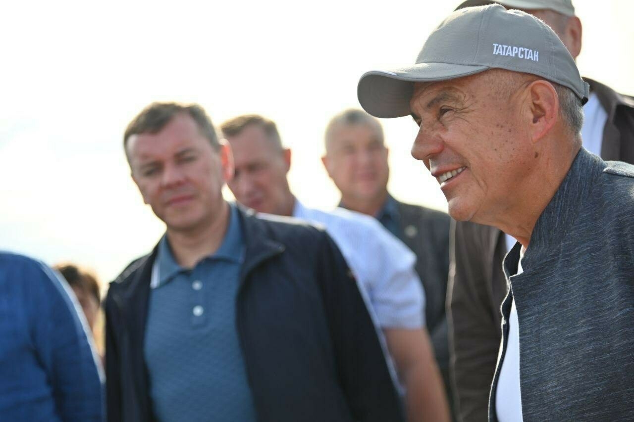 Минниханов обсудил уборку полей и поддержку военных-отпускников в Нурлатском районе