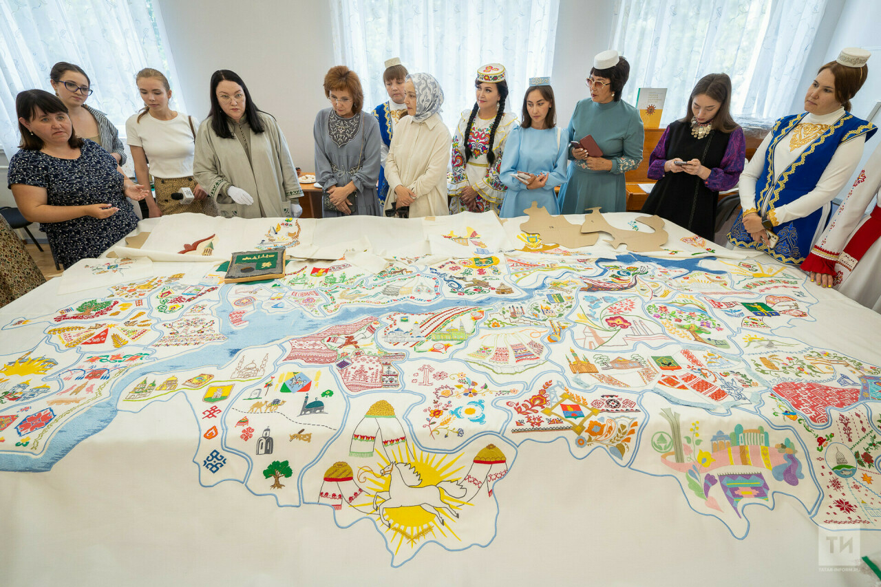 «Работа мастеров со всей республики»: в Болгаре презентовали вышитую карту Татарстана