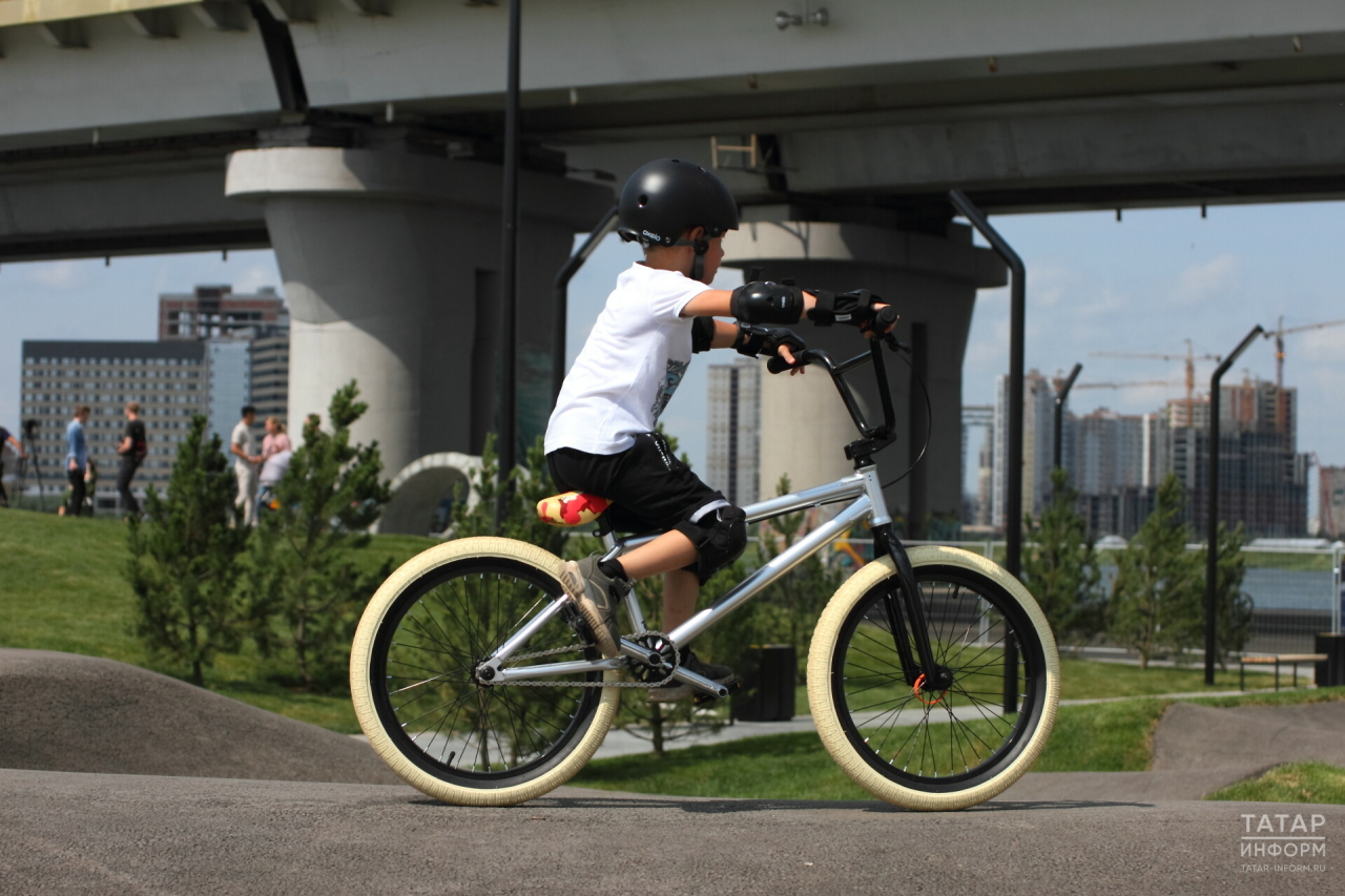 Дети с ОВЗ смогут бесплатно арендовать велосипед на Кремлевской набережной в Казани
