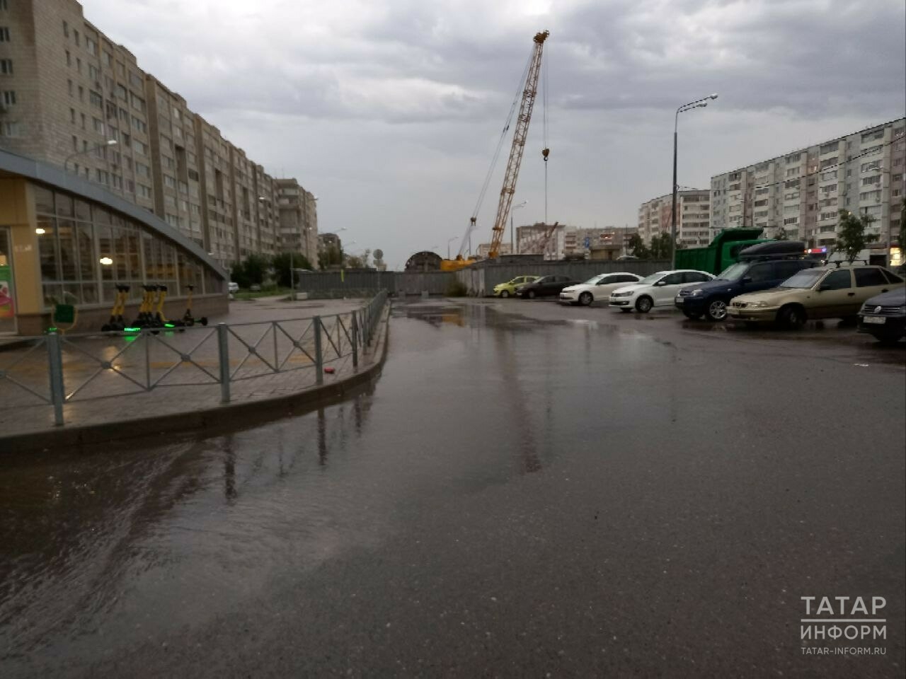 В Казани бушуют шквалистый ветер и ливень с грозой – горожан призвали не выходить из дома