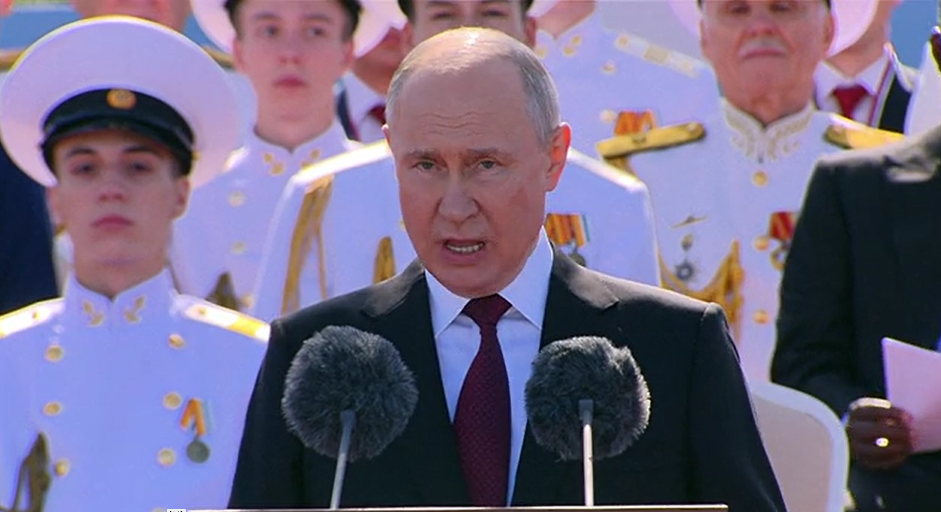 Путин поблагодарил военных моряков за «безупречную преданность» России