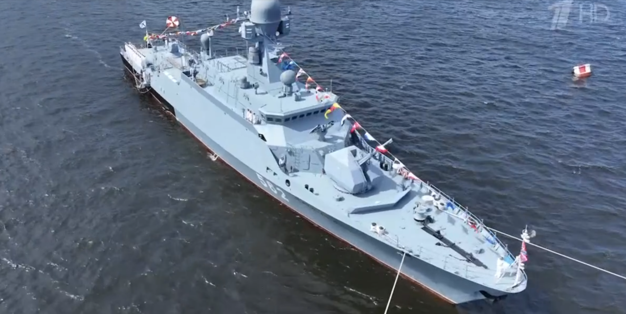 Путин на параде в честь Дня ВМФ поприветствовал экипаж МРК «Зеленый Дол»