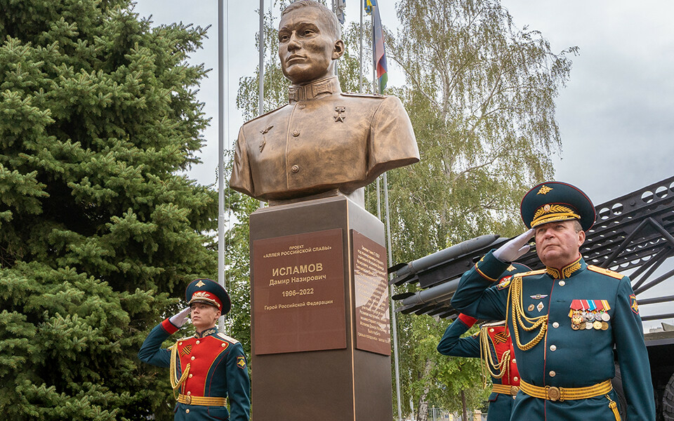 «Мы всегда гордились и будем им гордиться»: история Героя России Дамира Исламова
