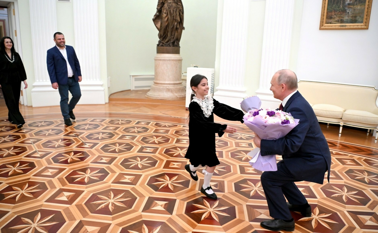 Путин пригласил в Кремль девочку, не сумевшую увидеть его в Дербенте