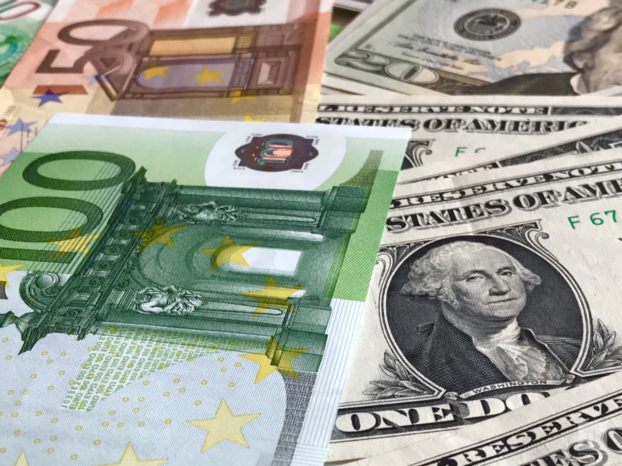 Курс евро превысил 99 рублей впервые с марта 2022 года