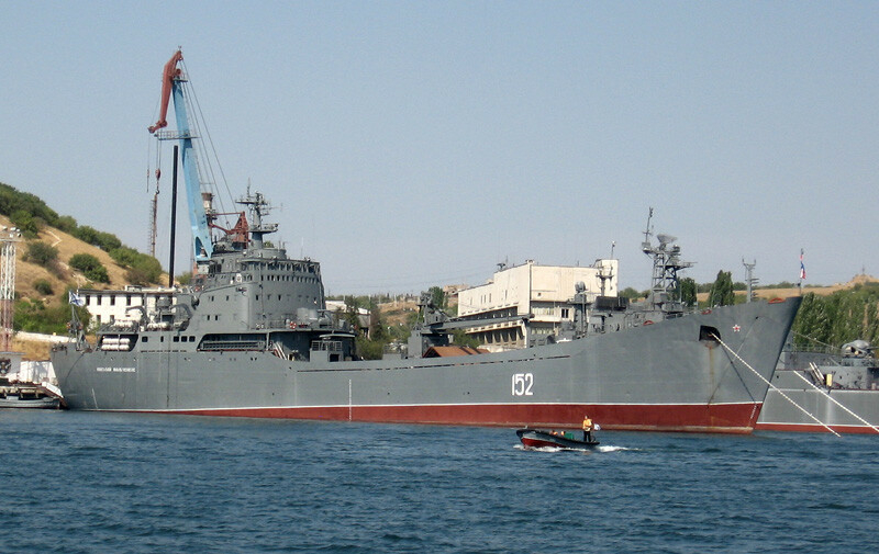 Два десантных корабля начали перевозить автомобили на Керченской переправе