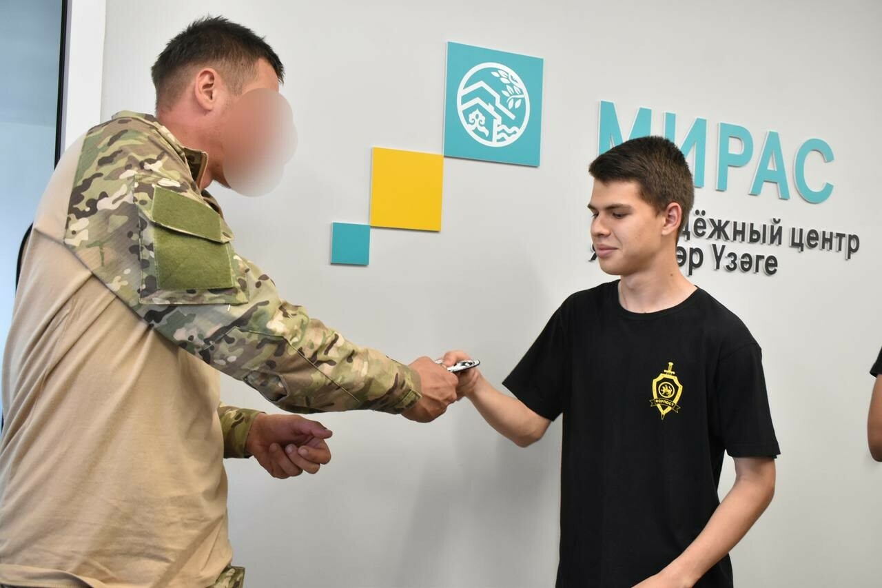 Участники спецоперации из Буинска встретились с молодежью и подарили шеврон