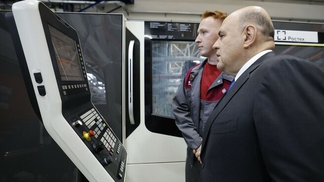 Мишустин призвал молодых людей работать на промышленных предприятиях