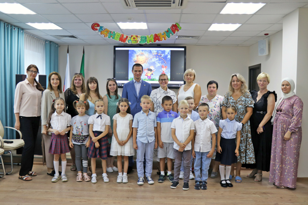 Детям сотрудников Минюста РТ вручили наборы в рамках акции «Помоги собраться в школу»