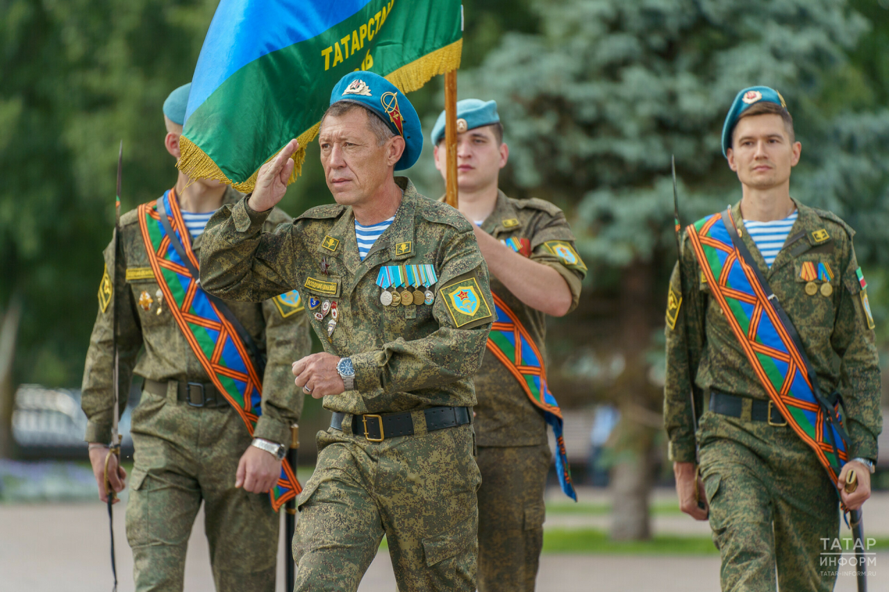 «Одно из самых боеспособных и мужественных подразделений»: как Казань отметила День ВДВ