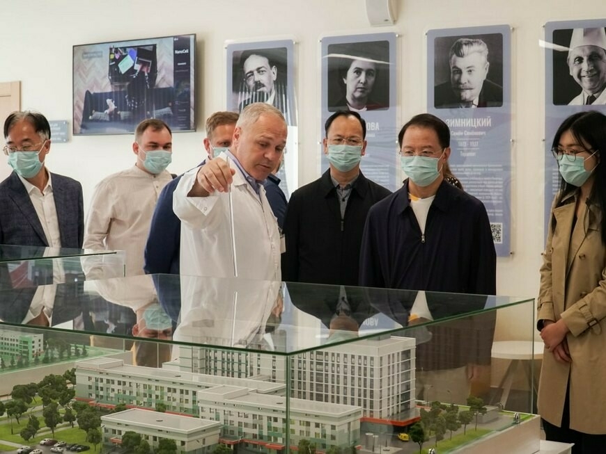 Гости из Китая осмотрели дом-музей Ленина и озеро Чайковое в Казани