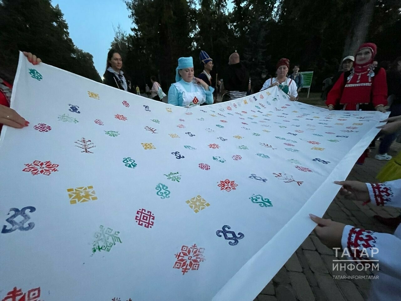 Участники проекта «Древо жизни» вынесли флаг с орнаментами семи коренных народов РТ