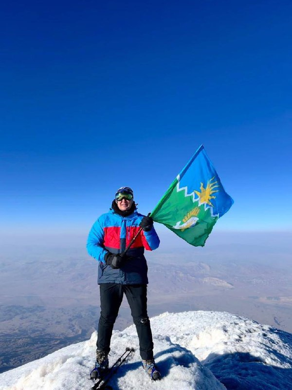 На вершине горы Арарат развернули флаг Буинска