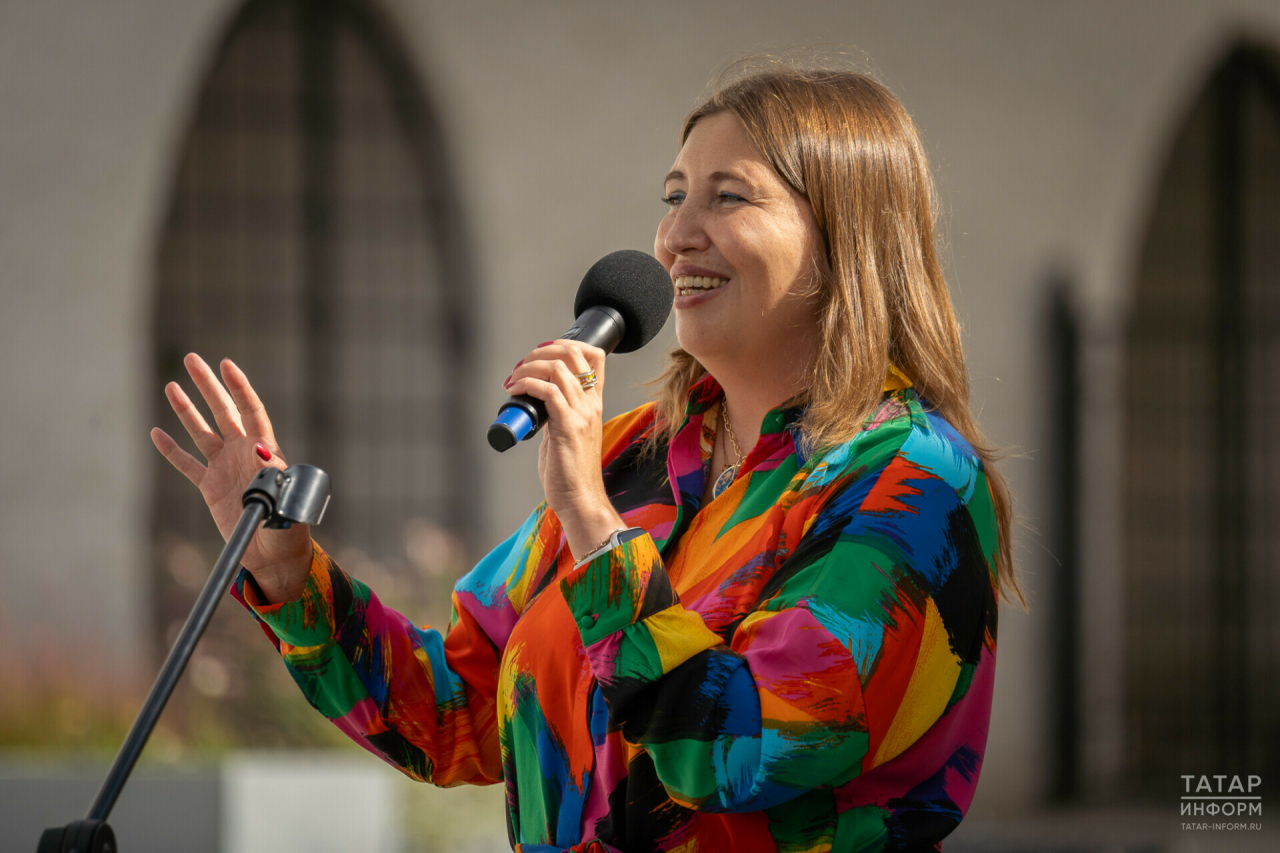 «Янтарный день» под саксофон: Поэт Альбина Абсалямова провела в Казани творческий вечер