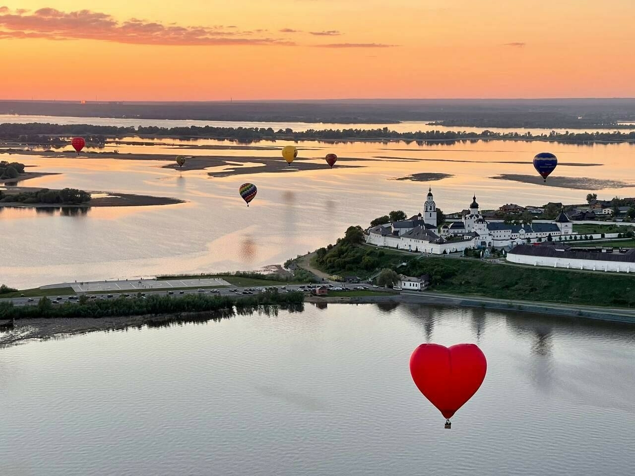 Минниханов показал фото с воздушными шарами над Свияжском