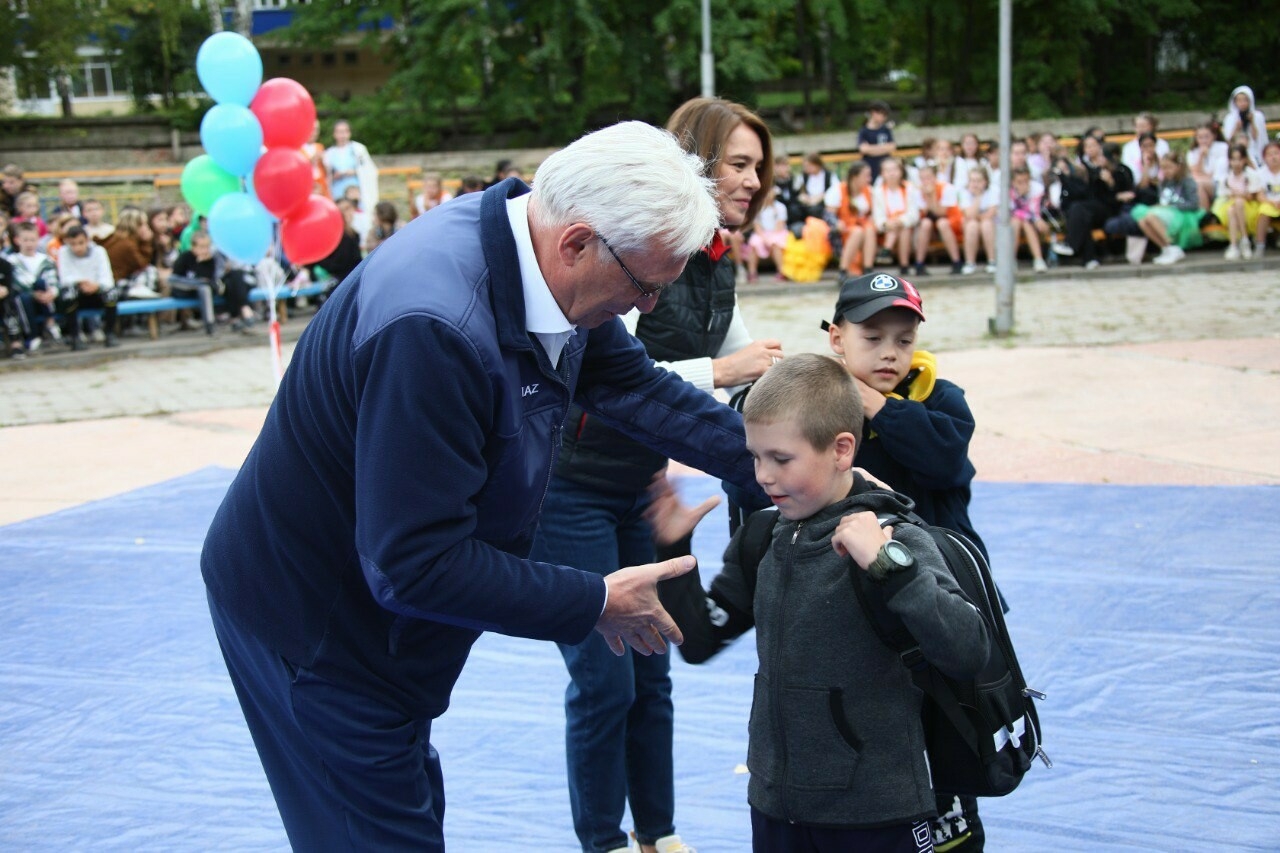 КАМАЗ вручил школьные наборы детям из Лисичанска, отдохнувшим в лагерях Татарстана