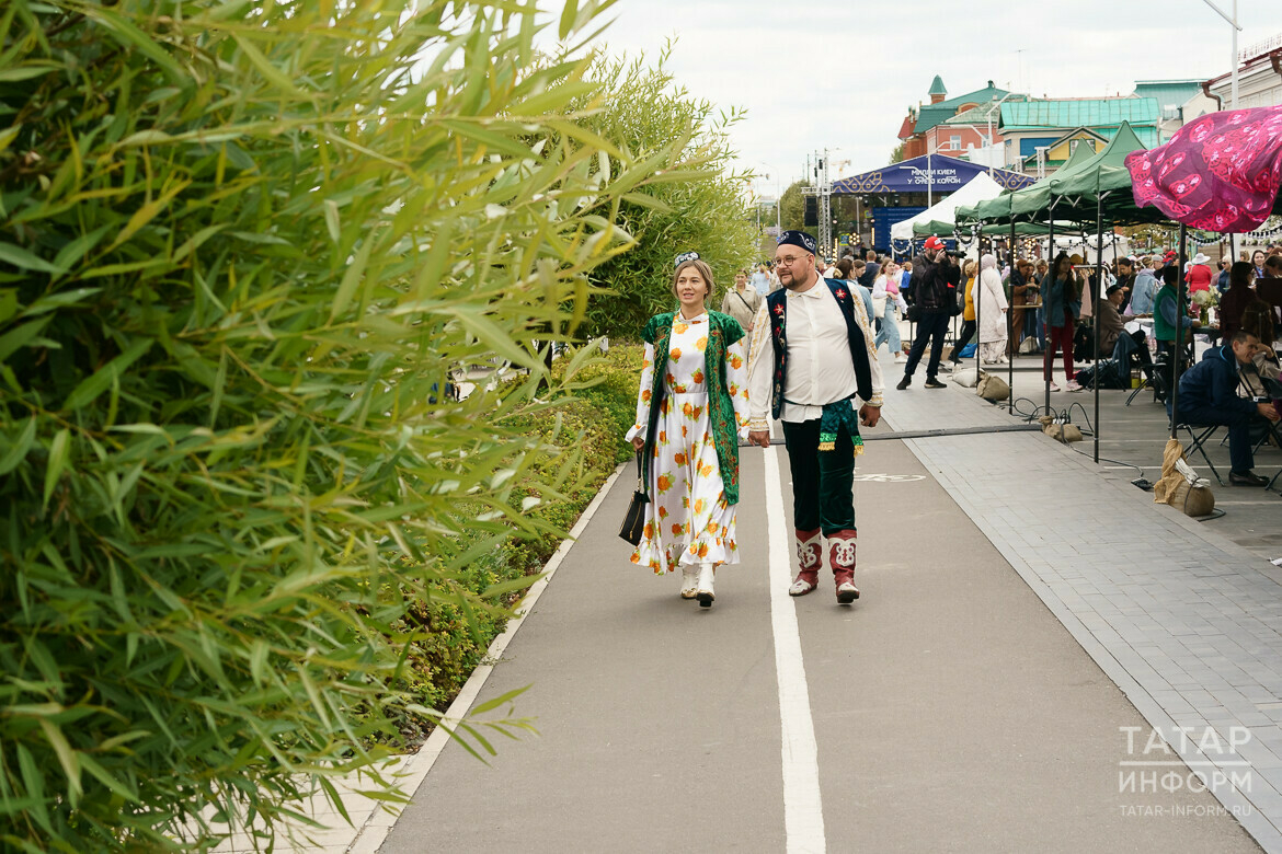 Красота народных костюмов: на набережной Кабана в Казани проходит фестиваль «Милли кием»