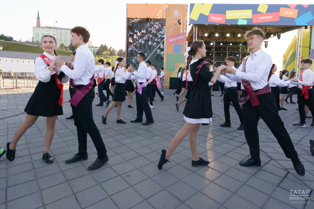 Школьникам снова начнут вручать серебряные медали за успехи в учебе — закон Путина