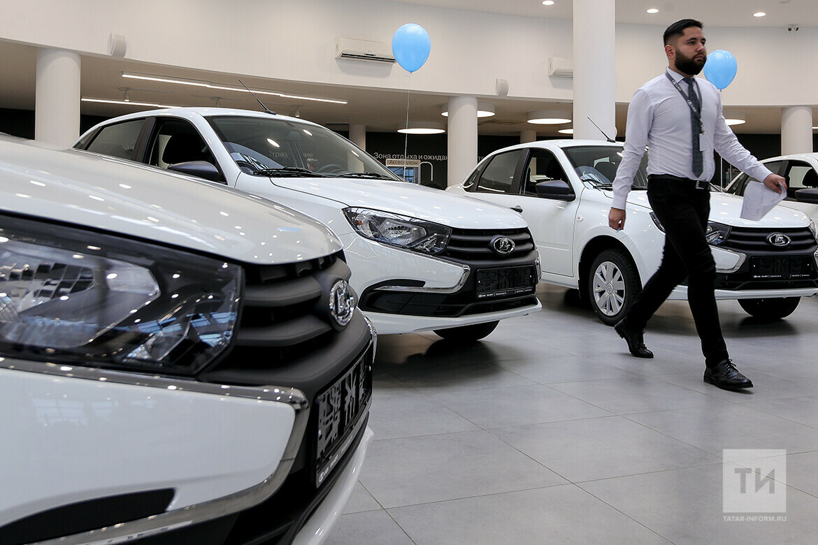 Продажи легковых авто в России за месяц выросли почти втрое