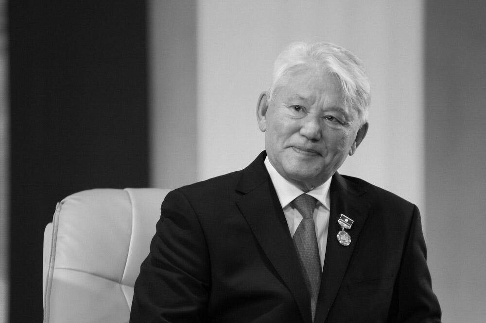 Минниханов выразил соболезнования в связи со смертью первого Президента Якутии