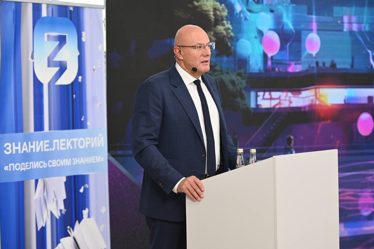 Дмитрий Чернышенко провел фиджитал-урок в Иннополисе