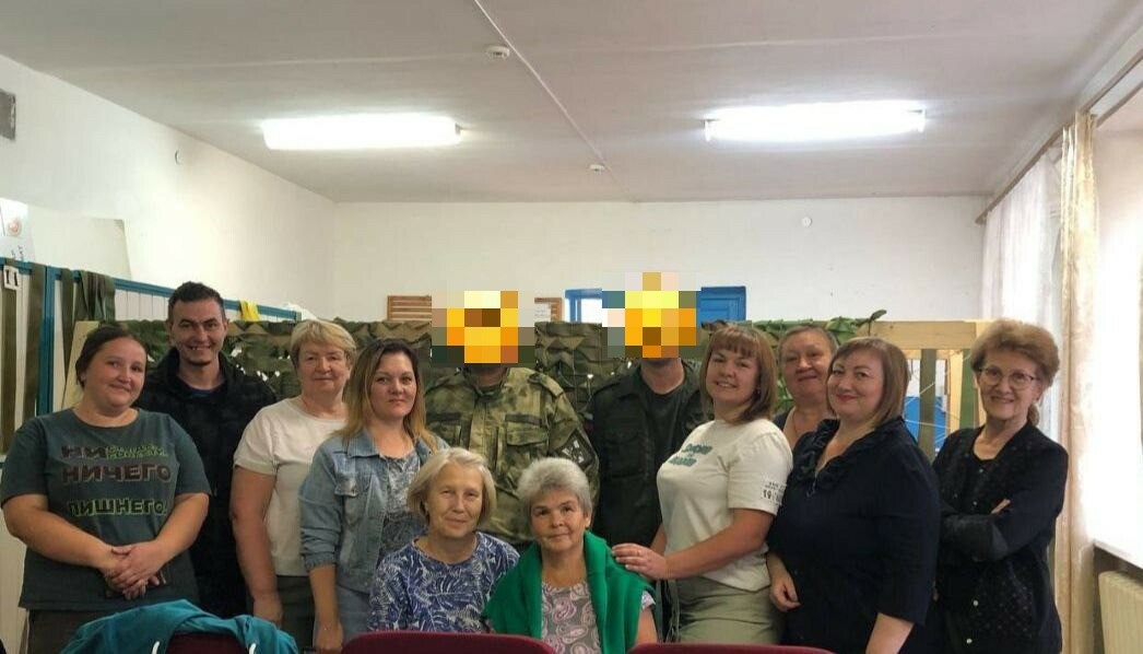 Приехавшие в отпуск бойцы поблагодарили лаишевских мастериц за маскировочные сети