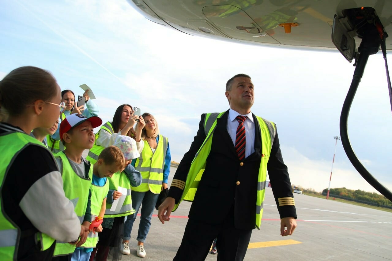 Рейс в Бразилию и экскурсия по кабине пилота: в аэропорту Казани прошел детский пресс-тур