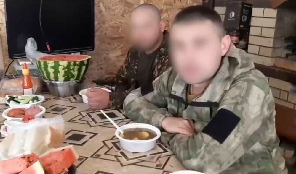 Бойцы в зоне спецоперации показали, как готовят обед из буинских овощей — видео