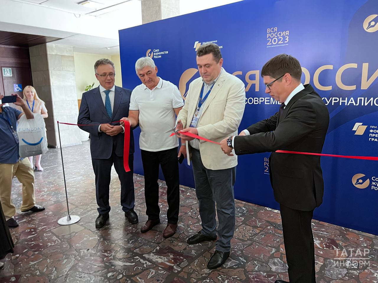 Делегация «Татмедиа» открыла выставку карикатур журнала «Чаян» на форуме в Сочи