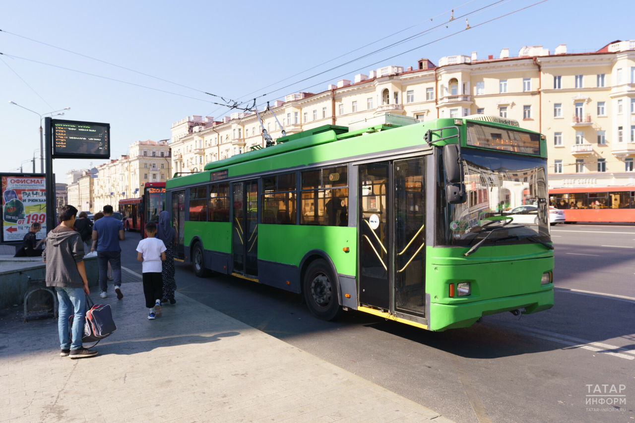 Трамваи №2 и троллейбусы №13 в Казани начали курсировать без кондукторов