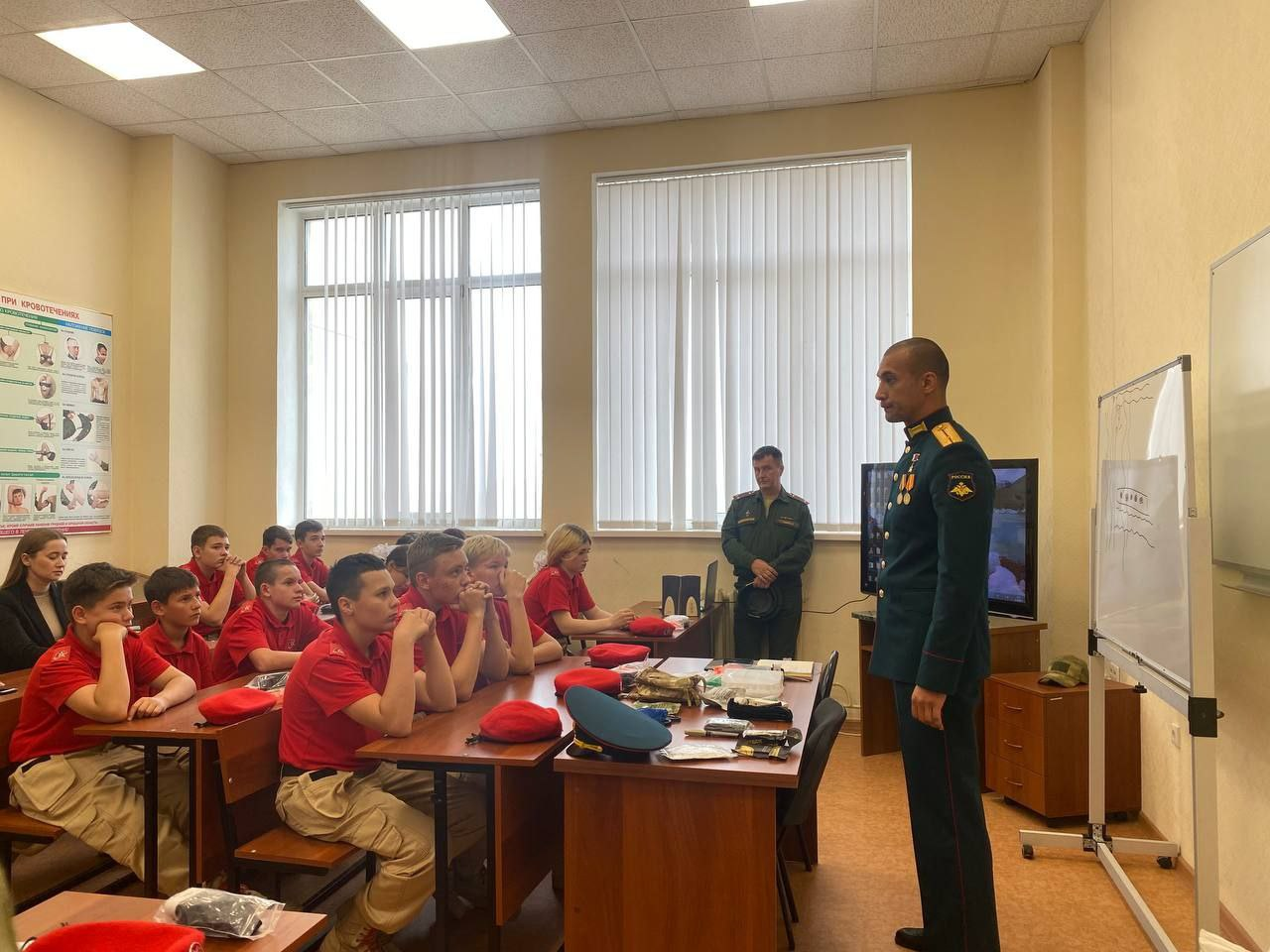 Минниханов выложил фото с урока для юнармейцев, который ведет Герой России Баксиков
