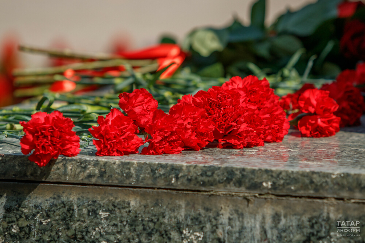 В Ереване жители приносят цветы к посольству России в память о погибших миротворцах