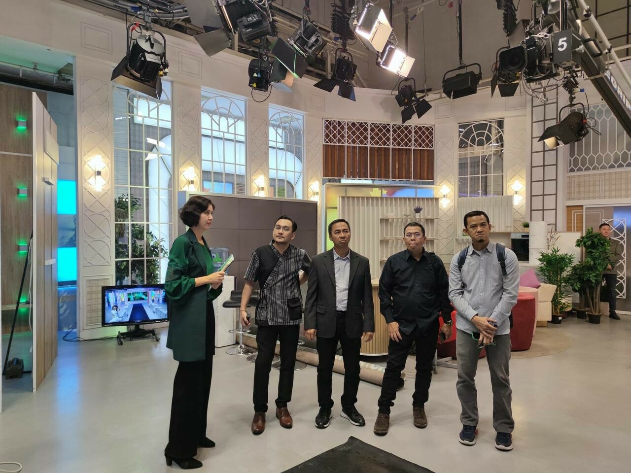Журналисты индонезийского телеканала проводят прямой эфир в Казани