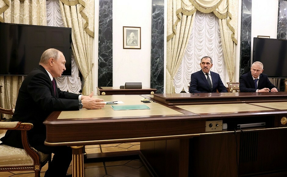 Путин обсудил с Евкуровым и Трошевым работу с добровольцами