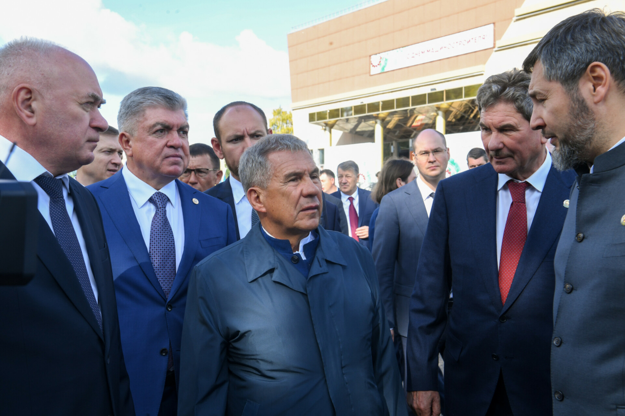 Минниханов в Челнах осмотрел выставку машиностроительных предприятий Татарстана
