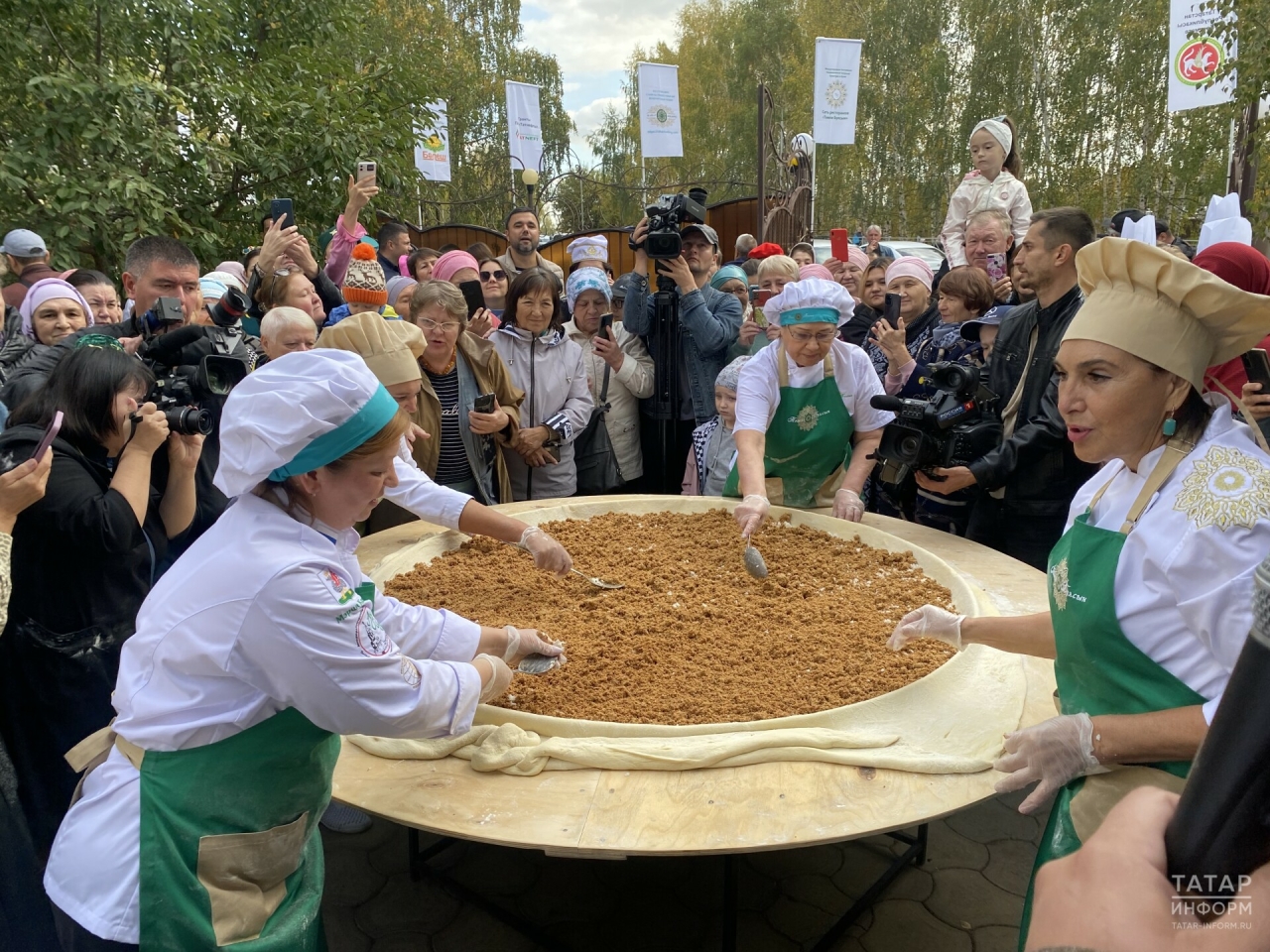 На гастрономическом фестивале в Казани испекли губадию рекордных размеров
