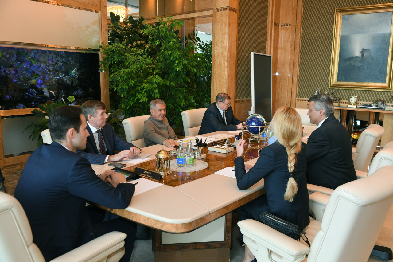 Минниханов обсудил с постпредом РФ при ВТО развитие экспорта в условиях санкций